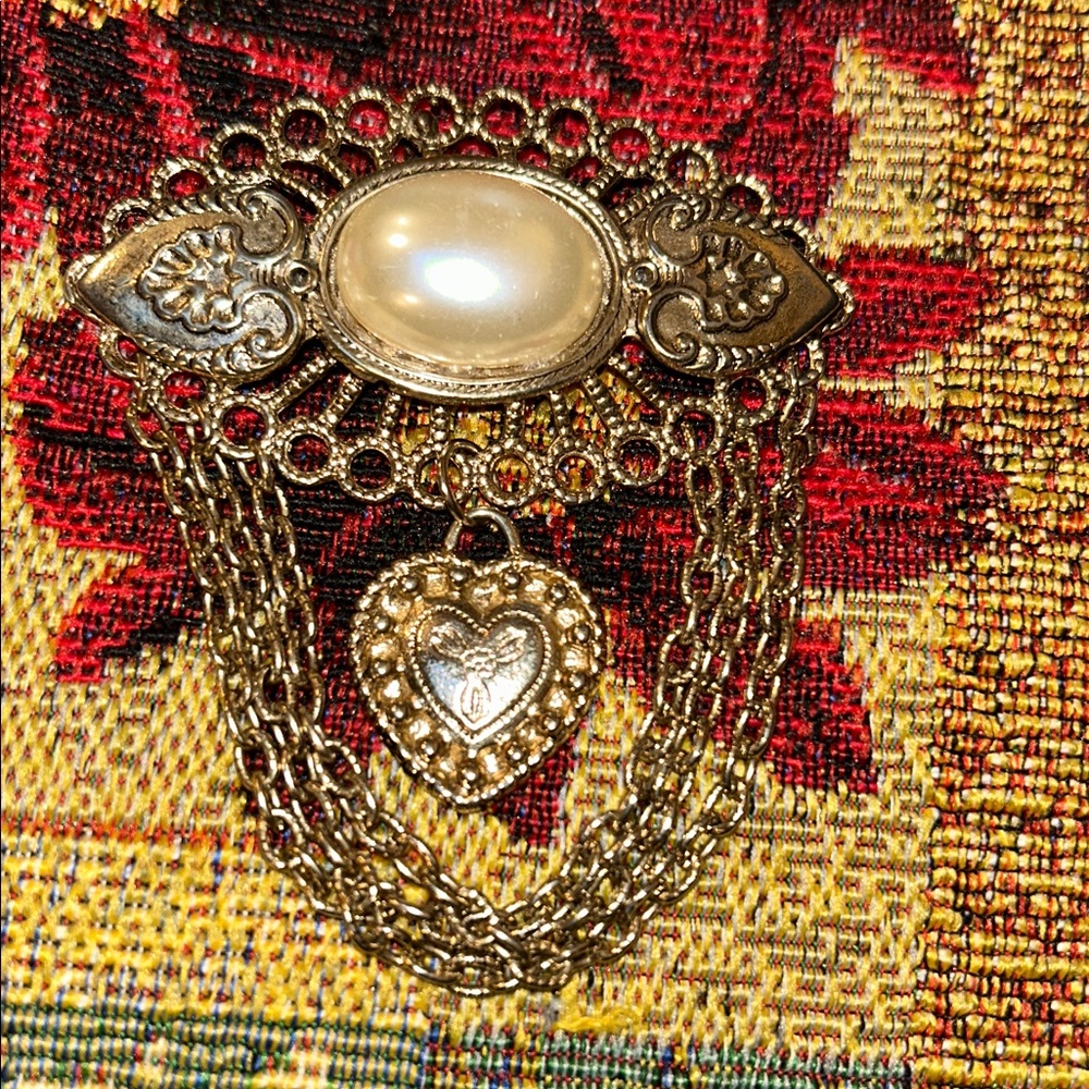 Brooch Elegant Gold tone and Cream - Picture 2 of 3